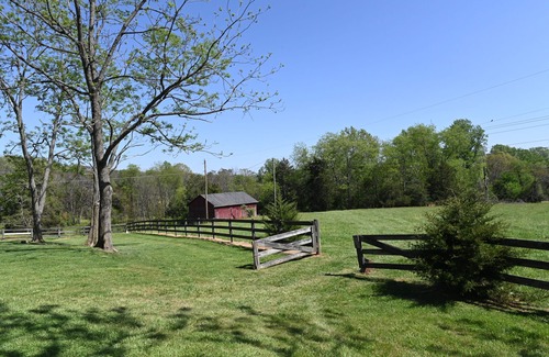 Clifford Cottage | Athlone Farm’s Historic Cottage—ca.1800s, Unique, Charming, renovated, sleeps 4