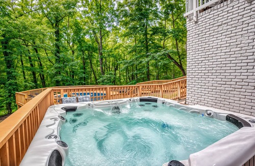 Atlanta House | ATL Cascade Oasis - Pool, Hot Tub, Arcades, Pool Table, 3900sq ft with 10 beds