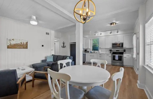 Atlantic Beach Cottage | Atlantic Breeze South - Cozy & Renovated - Walk To Beach