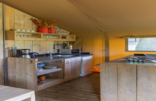 Municipality of Haaksbergen House | Atmospheric tent lodge with dishwasher, in Twente