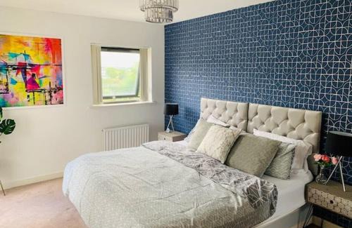Thames House | Atom, Large 4 to 5 Bed House in East London, Sleeps 12, Garden, Parking, ideal for Contractors, Large Groups, Travellers