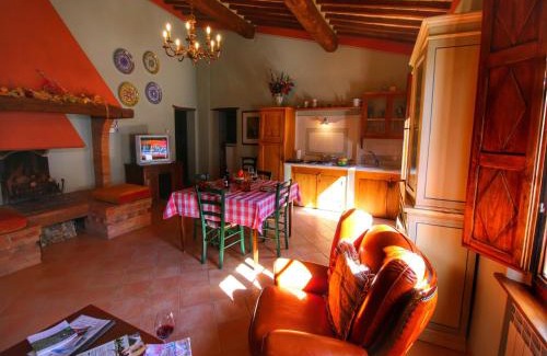 Vergelle House | Attractive Farmhouse in Montalcino with Terrace