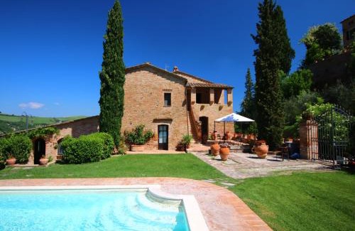 Vergelle House | Attractive Farmhouse in Montalcino with Terrace