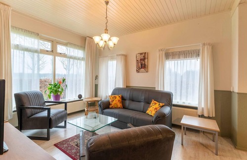 Spier House | Attractive holiday home in Spier with garden