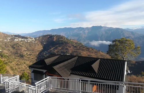 Tehri House | AtulyaNeer Lakeview Cottage
