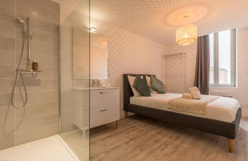 Castelsarrasin Apartment | ATYPIQUE - 2 chambres avec salles de bains, cuisine équipée, parking gratuit