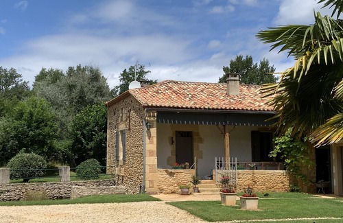 Biron Cottage | Au Coin Des Arbres (Noyer) a charming farmhouse in peaceful Dordogne countryside