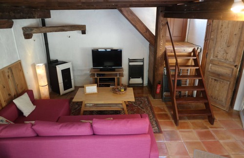 Greolieres Apartment | Au Pied du Château. Studio in the heart of the medieval village of Gréolières.