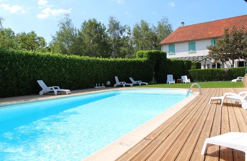 Chataigneraie Cantalienne Hotel | Auberge La Tomette, The Originals Relais