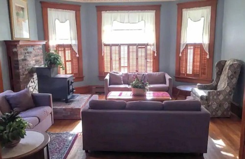 Put-in-Bay House | Aunt Janes 2: Large House in Downtown Put in Bay!