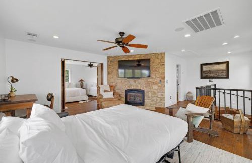 Eck Lane on the Lake Villa | AustinTeton's Sunset Cliff Resort on Lake Travis - PRIVATE WEDDING, EVENT, HEATED POOL, BOAT DOCK