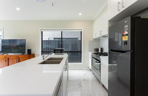 Austral Villa | Austral Spacious large 5 br home with Central AC