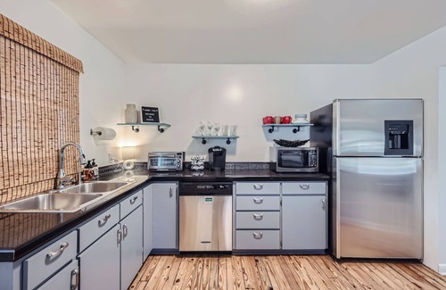Austin House | Authentic Austin Pad with Roof-top Deck Bar