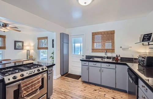 Austin House | Authentic Austin Pad with Roof-top Deck Bar