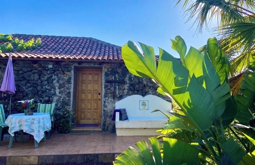Icod de los Vinos House | Authentic Casita, tropical garden & incredible views of the ocean & Mount Teide