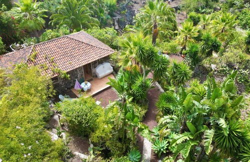 Icod de los Vinos House | Authentic Casita, tropical garden & incredible views of the ocean & Mount Teide
