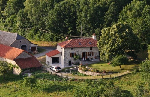 Omps House | Authentic farmhouse near a lake and the Cantal mountains.