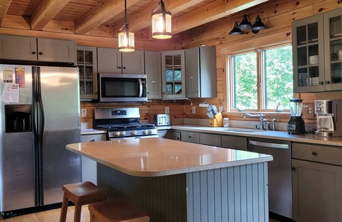 Berkeley Springs Cabin | Authentic Log Cabin Getaway w/Private Hot Tub