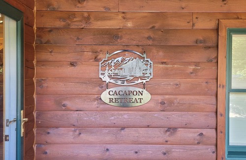 Berkeley Springs Cabin | Authentic Log Cabin Getaway w/Private Hot Tub