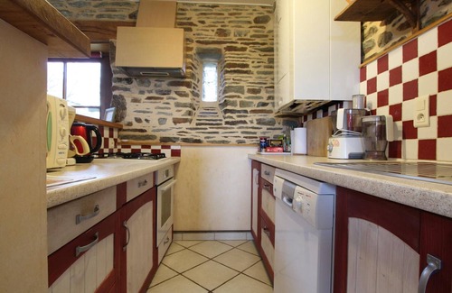 Servon Cottage | Authentic Norman farmhouse, peaceful with garden, pets allowed