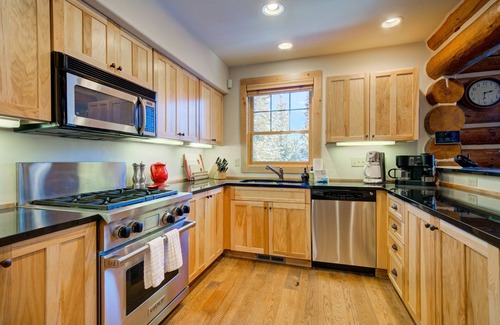 Powder Ridge House | Authentic Ski-in Ski-out Powder Ridge Log Cabin