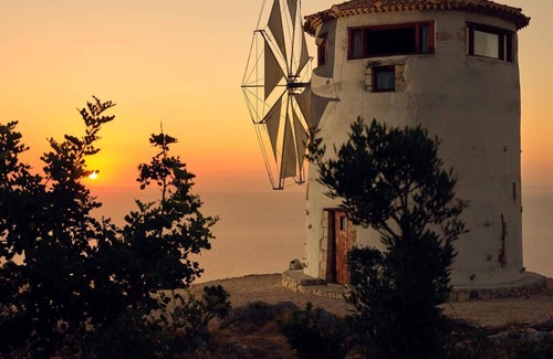 Korithi Villa | Authentic windmill villa , stunning sea view , live sunrise near the Shipwreck.