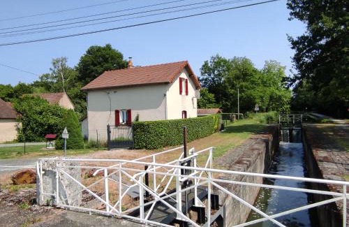 Thenioux House | Authentique maison éclusière