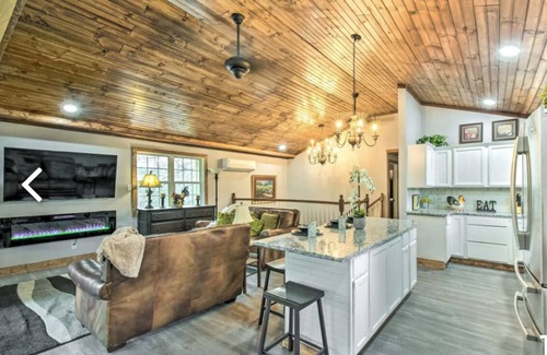 Otto Cabin | Autumn Lodge with Tree House Hot Tub and Hame Room