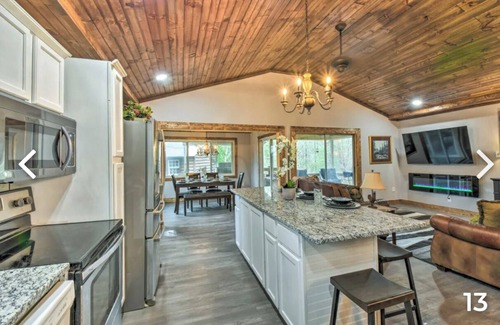Otto Cabin | Autumn Lodge with Tree House Hot Tub and Hame Room