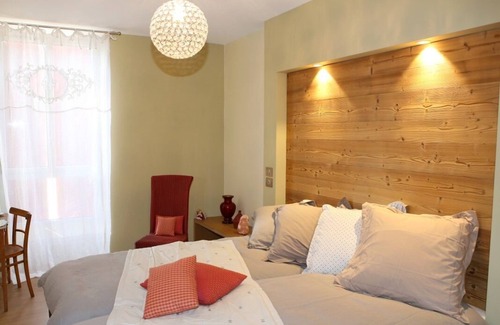 Saint-Laurent-de-Chamousset Bed & Breakfast | Aux Pierres Magiques
