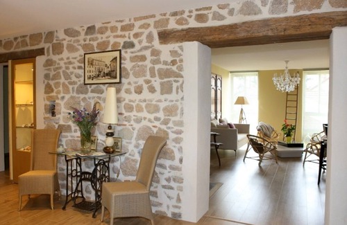 Saint-Laurent-de-Chamousset Bed & Breakfast | Aux Pierres Magiques