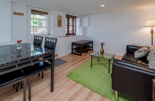 Desjardins Apartment | Aux trois filles