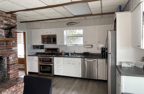 Avalon House | AVALON, 1st floor Beautiful view ON THE BAY over the 21 street bridge. Sleeps 8