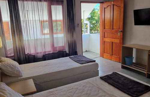 Vaadhoo House | Avanti Surf & Stay