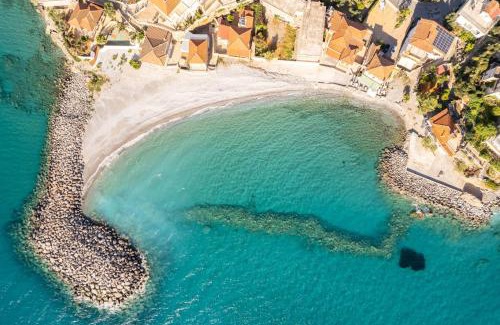 Avia House | Avia's Seaside Hideaway with Lush Garden