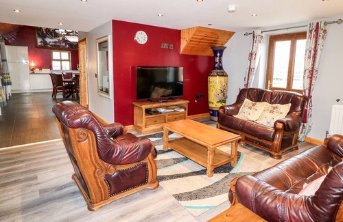 Hillsborough House | AVOCA LODGE, character holiday cottage, with a garden in Hillsborough