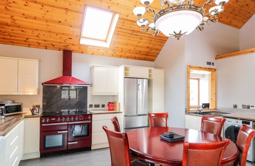 Hillsborough House | AVOCA LODGE, character holiday cottage, with a garden in Hillsborough