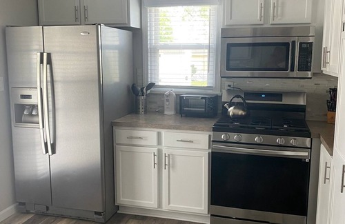 Avon Lake Cottage | Avon Lake Charming Cottage with 4 bedrooms and Lake Erie Access