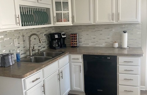 Avon Lake Cottage | Avon Lake Charming Cottage with 4 bedrooms and Lake Erie Access