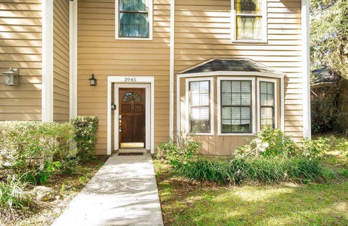 Avondale House | ~Avondale Aviary Sleeps 6 8 Miles to Stadium~
