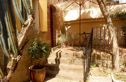 Vives Apartment | Award-winning Character Holiday Apartment in a Catalan Farmhouse ("Granados")