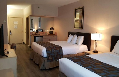 Elko Hotel | AWE-INSPIRING HOLIDAY SPOT! TWO COZY AND CLEAN UNITS, PARKING, POOL