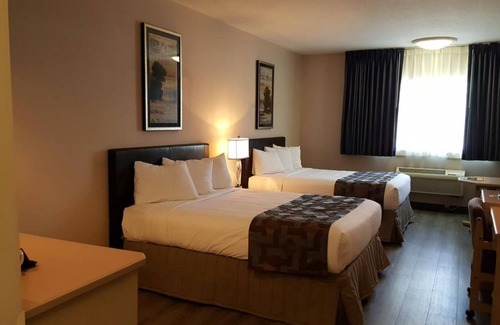 Elko Hotel | AWE-INSPIRING HOLIDAY SPOT! TWO COZY AND CLEAN UNITS, PARKING, POOL