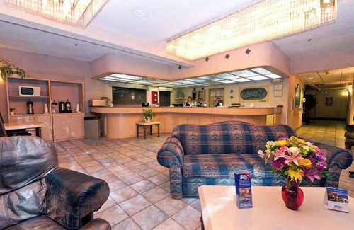 Elko Hotel | AWE-INSPIRING HOLIDAY SPOT! TWO COZY AND CLEAN UNITS, PARKING, POOL