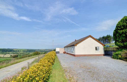 Tal-gareg House | Awel y Grug - Three Bedroom House, Sleeps 5