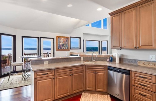 Rollingbay House | Awesome 5 bedroom, 4 bathroom, waterfront home with beautiful views and sauna.