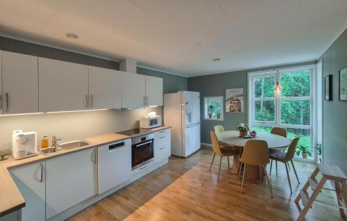 Tysnes House | Awesome Apartment In Uggdal With Wifi