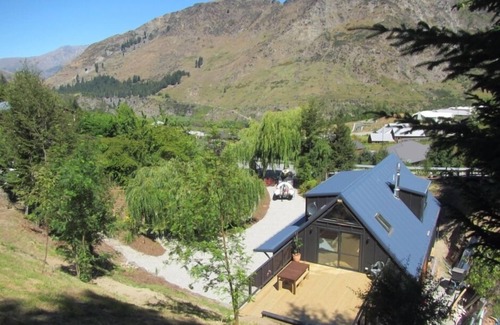 Arthur's Point Cottage | Awesome Arthurs Point Barnhouse