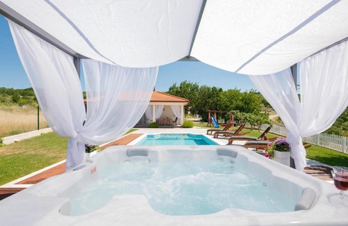 Imotski House | Awesome Home In Gornji Vinjani With 3 Bedrooms, Wifi And Outdoor Swimming Pool