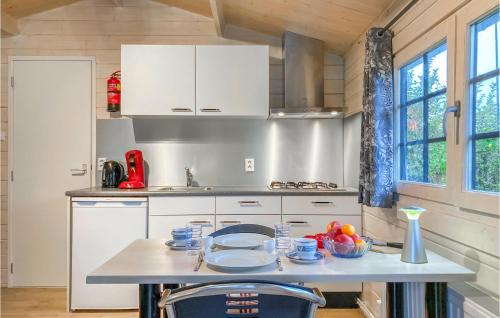 Heinkenszand House | Awesome Home In Heinkenszand With Wifi